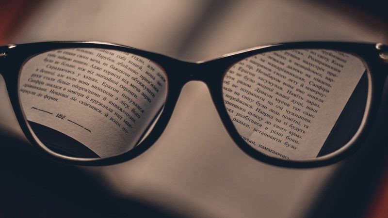 Wykonanie okularów do czytania często kojarzy się z wizytą w salonie optycznym. Czy można kupić je bez wychodzenia z domu?